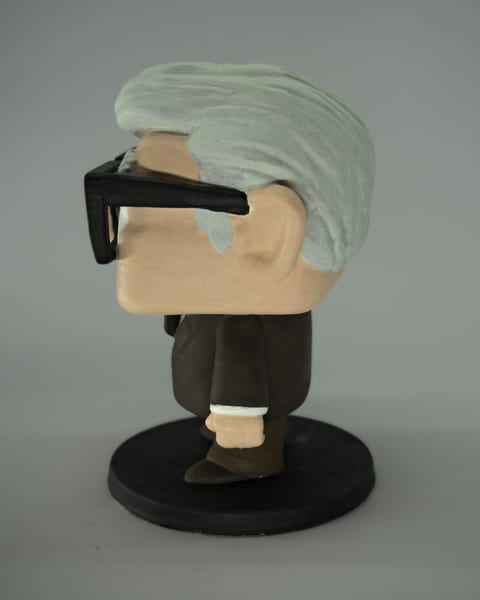 Carl visto de perfil izquierdo