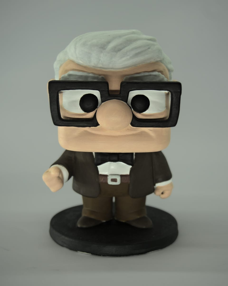Figura de Carl, de Up, impresa en 3D y pintada a mano, vista de frente
